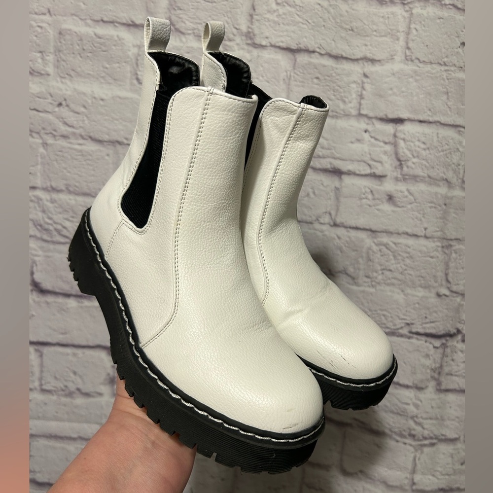Sincerely Jules Hippie Chelsea Chunky ankle Boots White / Black Size 7.5